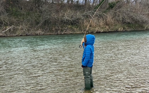 Enfant qui apprend la pêche à la mouche
